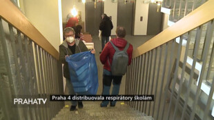 Praha 4 distribuovala respirátory školám