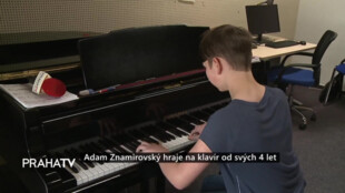 Adam Znamirovský hraje na klavír od svých 4 let