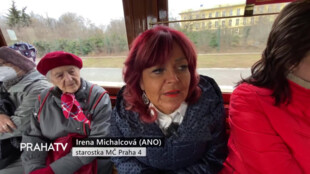 Senioři z Prahy 4 se projeli historickou tramvají