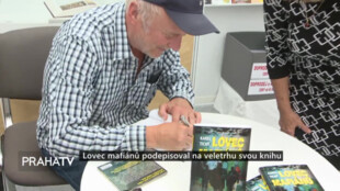 ﻿﻿Lovec mafiánů podepisoval na veletrhu svou knihu