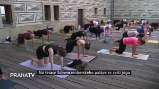 Na terase Schwarzenberského paláce se cvičí jóga