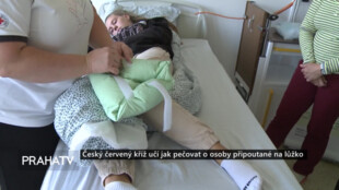 Český červený kříž učí jak pečovat o osoby připoutané na lůžko