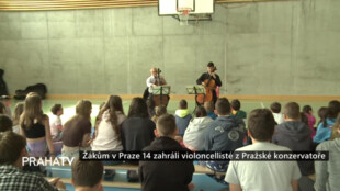 Žákům v Praze 14 zahráli violoncellisté z Pražské konzervatoře