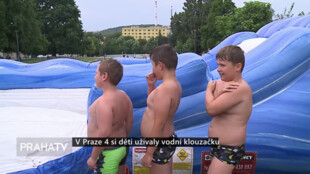 V Praze 4 si děti užívaly vodní klouzačku