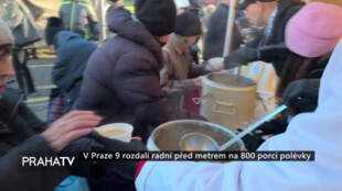 V Praze 9 rozdali radní před metrem na 800 porcí polévky