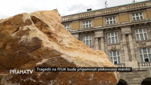 Tragédii na FFUK bude připomínat pískovcový menhir