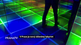 V Praze je nový skleněný labyrint